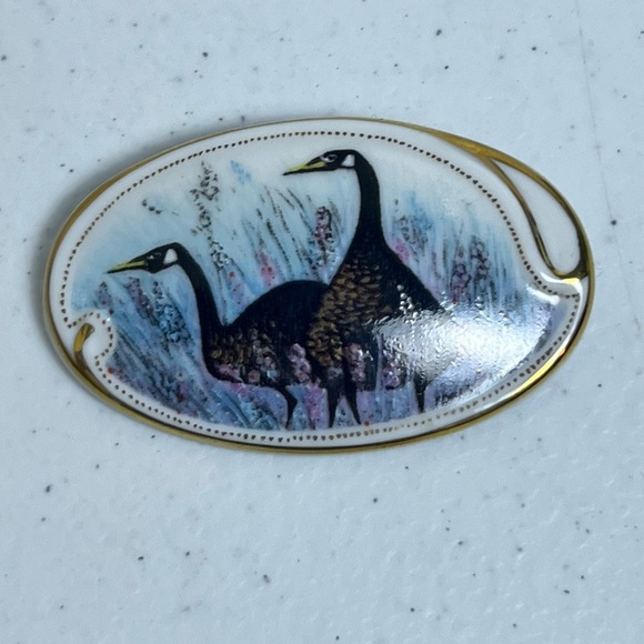 P. Buckley Moss 1992 Geese Pin Brooch #5017 Membership Anna Perenna Porcelain - Picture 2 of 5